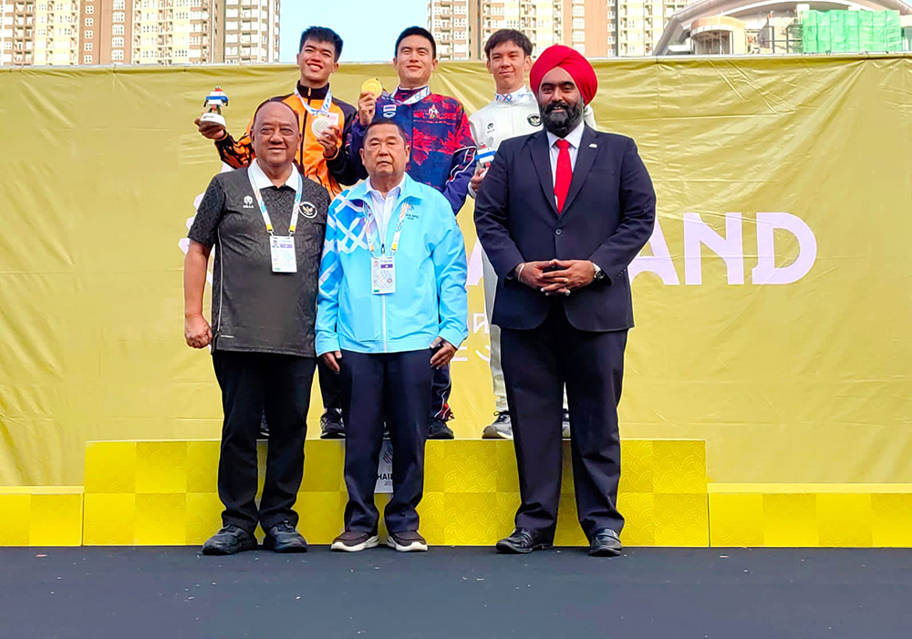 Saksikan Langsung Balap Sepeda di Thailand, Marciano Norman Serahkan Medali untuk Atlet Indonesia