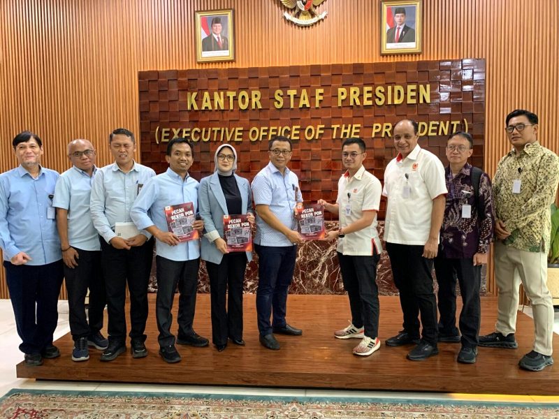 Sinergi  Olahraga, KONI Pusat Serahkan Buku ‘Pecah Rekor PON XXI’ ke KSP