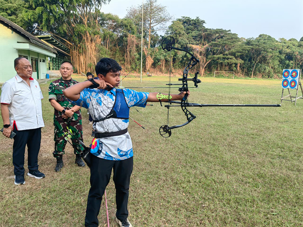 Tinjau Lawang Archery, Marciano Norman Puji Semangat Atlet Panahan Usia Dini di Malang
